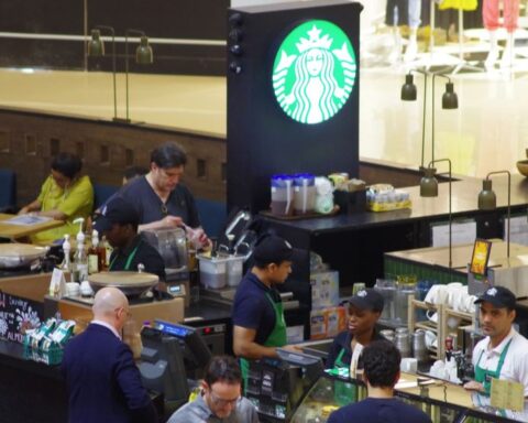 Starbucks'ta coronavirüs önlemleri: Sosyalleşme devri bitiyor!